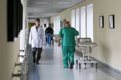 Theo tiêu chuẩn mới, bệnh nhân mắc các bệnh viêm đường hô hấp cấp do virus không chỉ cần khám bác sỹ chuyên khoa truyền nhiễm, bác sỹ tim mạch, bác sỹ thần kinh, bác sỹ tai mũi họng và bác sỹ đa khoa mà còn cả bác sỹ sản phụ khoa, bác sỹ huyết học và bác sỹ phổi. (Nguồn: Moskva News Agency)