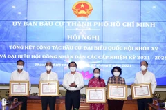 Bí thư Thành ủy Thành phố Hồ Chí Minh Nguyễn Văn Nên (thứ 3 từ trái sang) trao Bằng khen của Chủ tịch Ủy ban Nhân dân Thành phố cho các cá nhân có thành tích xuất sắc trong công tác chuẩn bị, tổ chức bầu cử. (Nguồn: TTXVN phát) 