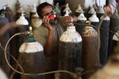 Những bình ôxy đã sử dụng tại bệnh viện ở Prayagraj, bang Uttar Pradesh, Ấn Độ, ngày 19/4/2021. (Ảnh: THX/TTXVN) 