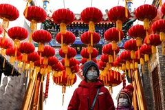 Người dân Bắc Kinh, Trung Quốc đeo khẩu trang phòng, chống COVID-19. (Ảnh: AFP/TTXVN)