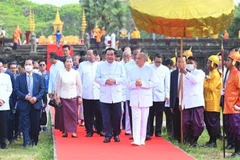 Quốc vương Campuchia Preah Bat Samdech Preah Boromneath Norodom Sihamoni, cùng với Thủ tướng Samdech Techo Hun Sen và nhiều quan chức cấp cao khác tới dự Lễ xin lửa và khởi động hoạt động rước đuốc cho SEA Games 32 và ASEAN Para Games 12. (Ảnh: AKP/TTXVN)