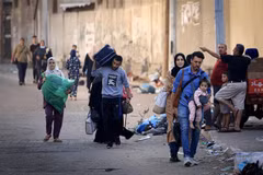 Người dân Palestine sơ tán tới các khu vực an toàn ở Gaza City, sau các cuộc không kích của Israel, ngày 13/10/2023. (Ảnh: AFP/TTXVN)
