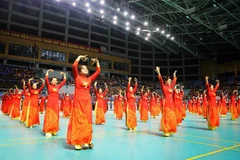 Một tiết mục biểu diễn dân vũ tại lễ khai mạc. (Ảnh: Danh Lam/TTXVN)