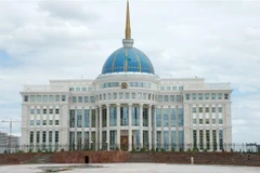 Quang cảnh bên ngoài tòa nhà Chính phủ Kazakhstan. (Ảnh: AKIPRESS.COM/TTXVN) 