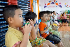 Những ngày đầu năm học mới thêm vui với các em học sinh vì được uống sữa với các bạn. (Nguồn: Vietnam+) 