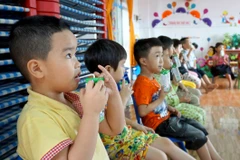Những ngày đầu năm học mới thêm vui với các em học sinh vì được uống sữa với các bạn. (Nguồn: Vietnam+) 
