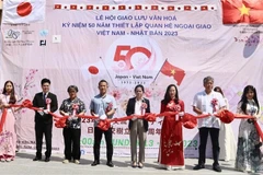 Các đại biểu cắt băng khai mạc Lễ hội Giao lưu Văn hóa Việt Nam-Nhật Bản. (Ảnh: Đức Thịnh/TTXVN)