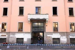 Cảnh sát làm việc tại hiện trường vụ cháy. (Nguồn: Reuters)