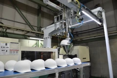 Công đoạn cuối cùng để tạo hình mũ bảo hiểm Shellmet. (Ảnh: Xuân Giao/TTXVN)