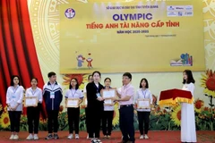 Em Đỗ Trần Diễm Mai đoạt giải Ba cuộc thi Olympic Tiếng Anh Tài năng cấp tỉnh năm 2021. (Nguồn: TTXVN phát) 