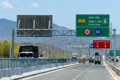 Các phương tiện lưu thông trên tuyến cao tốc Cam Lâm-Vĩnh Hảo. (Ảnh: TTXVN phát)
