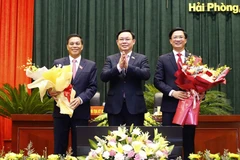 Chủ tịch Quốc hội Vương Đình Huệ tặng hoa chúc mừng ông Nguyễn Văn Tùng được bầu giữ chức Chủ tịch Ủy ban Nhân dân thành phố Hải Phòng và ông Phạm Văn Lập được bầu giữ chức Chủ tịch Hội đồng Nhân dân thành phố Hải Phòng nhiệm kỳ 2021-2026. (Ảnh: Doãn Tấn/
