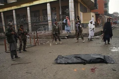 Các thành viên Taliban gác tại hiện trường vụ đánh bom ở Kabul, Afghanistan ngày 23/12/2021. (Ảnh: THX/TTXVN) 