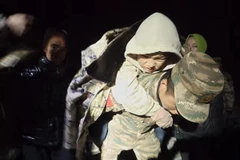 Binh sỹ Trung Quốc làm nhiệm vụ cứu hộ cứu nạn sau động đất tại một trường tiểu học ở Tích Thạch Sơn, tỉnh Cam Túc ngày 19/12/2023. (Ảnh: THX/TTXVN)