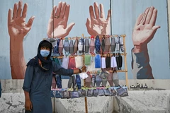 Một quầy hàng bán khẩu trang tại Kabul, Afghanistan. (Nguồn: AFP/TTXVN) 