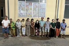 Các đối tượng tham gia đánh bạc và tổ chức đánh bạc. (Ảnh: TTXVN phát) 