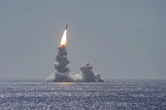 Vụ phóng thử tên lửa Trident II từ tàu ngầm USS Maine ở ngoài khơi bờ biển San Diego, bang California, Mỹ ngày 12/2/2020. (Nguồn: The Sun/TTXVN) 