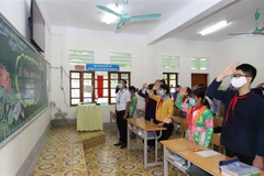 Thầy và trò lớp 9A2, Trường Phổ thông Dân tộc nội trú huyện Mèo Vạc thực hiện lễ chào cờ tại lớp học. (Ảnh: Nguyễn Chiến/TTXVN) 