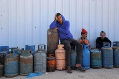 Người dân xếp hàng chờ đổ đầy các bình ga tại Rafah, Dải Gaza, ngày 24/11/2023. (Ảnh: THX/TTXVN)