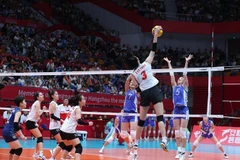 Một pha tấn công trên lưới của Đội tuyển Bóng chuyển Nữ Việt Nam. (Ảnh: Hoàng Linh/TTXVN)