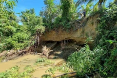 Bờ sông Dinh đoạn qua khu phố 4, phường Bảo An bị sạt lở nghiêm trọng. (Ảnh: Nguyễn Thành/TTXVN) 