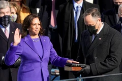 Phó Tổng thống đắc cử Mỹ Kamala Harris (trái, phía trước) tuyên thệ nhậm chức trước thẩm phán Tòa án Tối cao Sonia Sotomayor, tại Đồi Capitol ở Washington DC., ngày 20/1/2021. (Nguồn: AFP/TTXVN) 