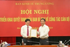 Ủy viên Bộ Chính trị, Bí thư Trung ương Đảng, Trưởng Ban Kinh tế Trung ương Trần Tuấn Anh trao Quyết định và giao nhiệm vụ cho ông Đỗ Ngọc An. (Nguồn: congthuong.vn) 