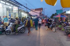 Người dân đổ xô về các điểm bán lương thực, thực phẩm để mua các mặt hàng nhu yếu phẩm khi Bạc Liêu thực hiện giãn cách xã hội trên phạm vi toàn tỉnh. (Ảnh: Nhật Bình/TTXVN) 