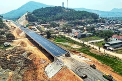 Đoạn thảm nhựa mặt đường giao với Quốc lộ 217. (Ảnh: Tuấn Anh/TTXVN)