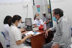 Người dân thành phố Nha Trang khám bệnh tại Trạm Y tế phường Phương Sài, thành phố Nha Trang. (Ảnh: Phan Sáu/TTXVN)