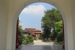 Nằm bên sông Vàm Cỏ Đông yên bình, cách thành phố Hồ Chí Minh chỉ khoảng 50km, Làng cổ Phước Lộc Thọ to (ở tỉnh lộ 824, xã Hữu Thạnh, huyện Đức Hòa, tỉnh Long An) được Sách Kỷ lục Việt Nam xác nhận là nơi sở hữu nhiều nhà gỗ cổ, hoa văn phong phú, đa dạng