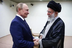 Lãnh đạo tối cao Iran Ali Khamenei (phải) và Tổng thống Nga Vladimir Putin trong cuộc gặp ở Tehran, Iran, ngày 19/7/2022. (Ảnh: AFP/TTXVN) 