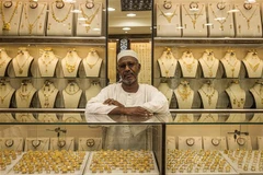 Trang sức vàng được bày bán tại Khartoum, Sudan. (Ảnh: AFP/TTXVN) 