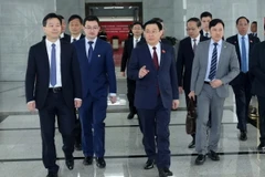 Chủ tịch Quốc hội Vương Đình Huệ đến thăm Khu thí điểm mậu dịch tự do Thượng Hải. (Ảnh: Nhan Sáng/TTXVN)