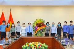 Phó Chủ tịch Quốc hội Nguyễn Khắc Định tặng hoa chúc mừng Thông tấn xã Việt Nam nhân kỷ niệm 96 năm Ngày Báo chí Cách mạng Việt Nam (21/6/1925-21/6/2021). (Ảnh: Minh Đức/TTXVN)