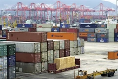 Container hàng hóa chờ bốc dỡ tại cảng Busan, Hàn Quốc. (Ảnh: AFP/TTXVN)