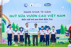Đại diện Vinamilk và Quỹ sữa trao tặng 106.000 ly sữa cho các em nhỏ có hoàn cảnh khó khăn tại tỉnh Bến Tre. (Nguồn: Vietnam+) 