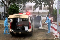 Trung tâm Kiểm soát bệnh tật Quảng Bình đã tiến hành phun tiêu độc khủ trùng tại các điểm truy vết, có tiếp xúc với bệnh nhân 1291. (Ảnh: Văn Tý/TTXVN) 