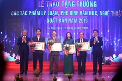 Thường trực Ban Bí thư Trần Quốc Vượng và Trưởng Ban Tuyên giáo Trung ương Võ Văn Thưởng trao giải A cho các tác giả. (Ảnh: Hoàng Hiếu/TTXVN) 