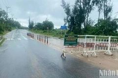 Đà Nẵng có văn bản tạm dừng phương tiện lưu thông trên đường Hoàng Sa (vị trí sau lối lên Chùa Linh ứng). (Nguồn: Báo Nhân Dân)