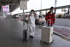 Hành khách đeo khẩu trang phòng lây nhiễm COVID-19 tại sân bay Suvarnabhumi ở Bangkok, Thái Lan. (Nguồn: AFP/TTXVN) 