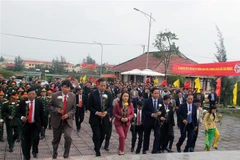 Đại diện lãnh đạo tỉnh Quảng Trị dâng hương, dâng hoa tại Tượng đài Chiến thắng Cửa Việt ở xã Triệu An, huyện Triệu Phong. (Ảnh: Thanh Thủy/TTXVN)