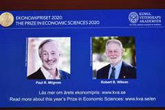 Chân dung hai nhà kinh tế người Mỹ Paul. R.Milgrom (trái) và Robert B.Winson đoạt giải Nobel Kinh tế 2020 trong cuộc họp báo công bố giải Nobel ở Stockholm, Thụy Điển ngày 12/10/2020. (Nguồn: AFP/TTXVN) 