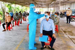 Lấy mẫu xét nghiệm COVID-19. (Ảnh: Công Tường/TTXVN) 