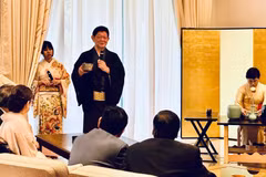 Ông Machita Soryu, Phó trưởng môn phái trà đạo Urasenke, trà thất Konnichi-an. (Ảnh: Việt Đức/Vietnam+)