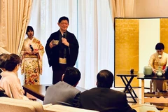 Ông Machita Soryu, Phó trưởng môn phái trà đạo Urasenke, trà thất Konnichi-an. (Ảnh: Việt Đức/Vietnam+)