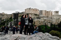 Khách du lịch tại Athens, Hy Lạp. (Nguồn: AFP/TTXVN) 