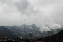 Khí thải phát ra từ nhà máy điện than ở Quý Châu, Trung Quốc. (Ảnh: AFP/TTXVN)