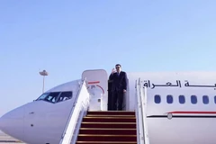 Tân Thủ tướng Iraq Mohammed Shia al-Sudani lên máy bay tham dự hội nghị thượng đỉnh Trung Đông. (Nguồn: Reuters) 