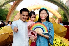 Hình ảnh người dân Thành phố Hồ Chí Minh du Xuân tại Đường hoa Nguyễn Huệ